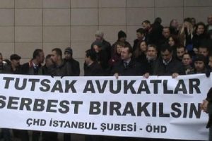 &Ccedil;HD avukatlarının tutukluluğuna itiraz