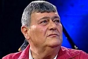 &Ouml;zbeğen'in sanat&ccedil;ı dostları hastaneye akın etti