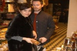 Hande Ataizi eşini mesir macunuyla besliyor