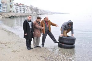 Mudanya'da u&ccedil;ak lastikleri karaya vurdu