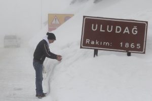 Uludağ'da kar kalınlığı 2 metreyi ge&ccedil;ti