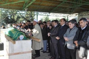 Duvar altında kalarak &ouml;len &ouml;ğretmen toprağa verildi