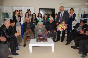 100 yaşında ilk doğum g&uuml;n&uuml;n&uuml; kutladı