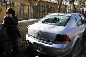 Doktora kızdı otomobilinin camını kırdı