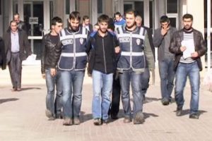 &Uuml;nl&uuml; şarkıcıyı dolandıranlar yakalandı