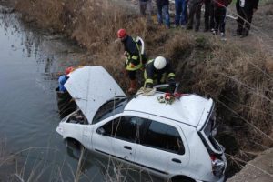 Su kanalına u&ccedil;an otomobilde can pazarı