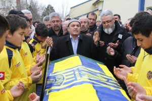 Arif Pe&ccedil;enek son yolculuğuna uğurlanıyor