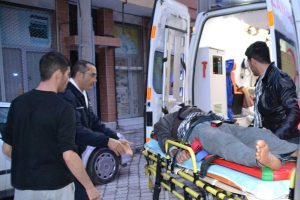 Balkondan d&uuml;şen adam hayata tutunamadı