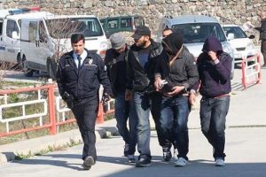 Erkek arkadaşının evine giden kıza b&uuml;y&uuml;k şok