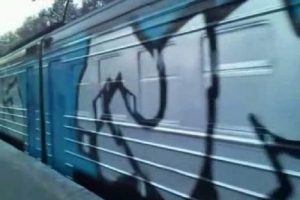 Yolcu dolu trenini durdurup baştan sona boyadılar