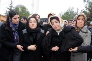 Patlamada &ouml;len iş&ccedil;iler son yolculuğuna uğurlandı