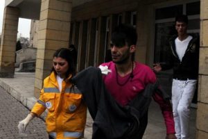 Bı&ccedil;aklanan gence ilk yardım polisten