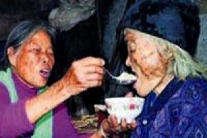 101 yaşındaki nine g&ouml;m&uuml;l&uuml;rken dirildi