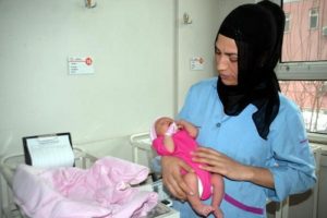 3 g&uuml;nl&uuml;k bebeği sokağa bıraktılar