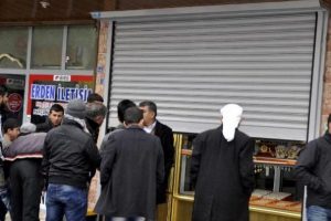 Cumaya giden kuyumcuya hırsız şoku