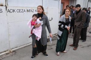 Cezaevlerinden tahliyeler bug&uuml;n de s&uuml;rd&uuml;