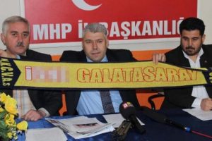 Miniklere k&uuml;f&uuml;rl&uuml; atkı hediye ettiler