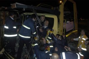 Treyler arıza yapan kamyona &ccedil;arptı