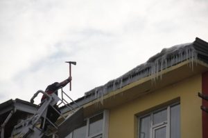Buz sarkıkları tehlike sa&ccedil;ıyor