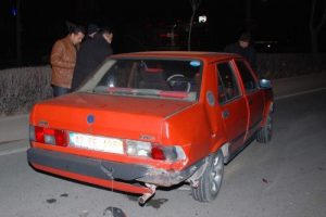 &Ccedil;aldıkları otomobille kaza yapınca...