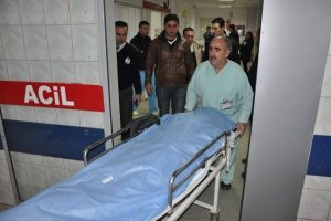 Cadde ortasında y&uuml;r&uuml;yen alkoll&uuml; genci ihbar da &ouml;l&uuml;mden kurtaramadı