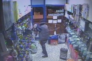 Hırsızlar &ouml;nce kameraya, sonra polise yakalandı