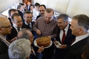 U&ccedil;akta doğum g&uuml;n&uuml; kutlaması
