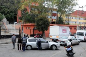 Okul &ouml;n&uuml;nde bekleme yapmak yasak