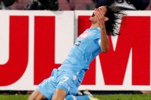 Cavani savaşı s&uuml;r&uuml;yor