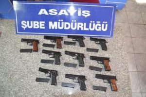 Otomobilden atılan kutudan 10 tabanca &ccedil;ıktı