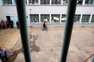 Cezaevindeki her 4 kişiden 1'i tutuklu