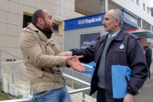 İş bulamayınca kendini belediye kapısına zincirledi