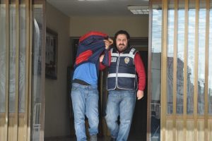 Evin t&uuml;m eşyalarını kamyonete y&uuml;kleyip &ccedil;aldılar