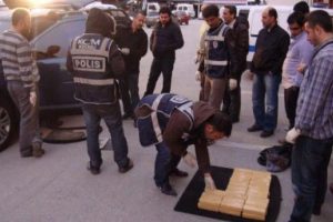 Otomobilin tavanından 44 kilo eroin &ccedil;ıktı