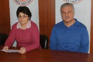 Doktorun tehdit edilmesine tepki g&ouml;sterdiler