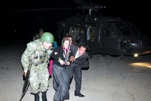 Hamile kadının yardımına Mehmet&ccedil;ik koştu