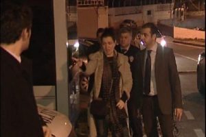 Evli &ccedil;ifte &ccedil;arpıp ka&ccedil;an kişi konsolos eşi &ccedil;ıktı