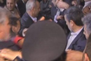 Ahmedinejad'a ayakkabılı saldırı