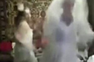 Gelinlik giyen damada kaynana dayağı