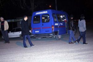 Cezaevinden &ccedil;ıkar &ccedil;ıkmaz akrabasını yaraladı