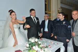 Mesai arkadaşlarından gelin ile damada kelep&ccedil;e