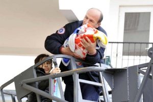 Annesinin kilitlediği evden polis kurtardı