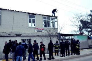 İşten &ccedil;ıkartılan iş&ccedil;inin 5.5 saatlik intihar girişimi