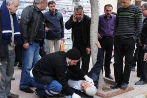 Fırtınada kopan sac levha &uuml;zerine d&uuml;şt&uuml;