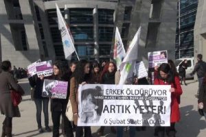 Kadın cinayetinlerine dava &ouml;ncesi protesto