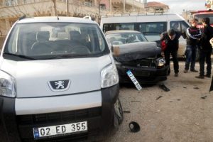 Otomobiller &ccedil;arpıştı: 2 yaralı