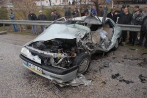 Kamyon otomobile &ccedil;arptı aynı aileden 3 kişi &ouml;ld&uuml;