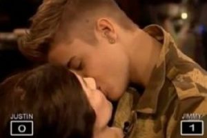Justin Bieber cansız mankenle &ouml;p&uuml;şt&uuml;