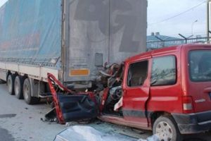 Feci kaza can aldı