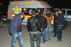 &Ccedil;antasını &ccedil;aldığı kadını yerlerde s&uuml;r&uuml;kledi